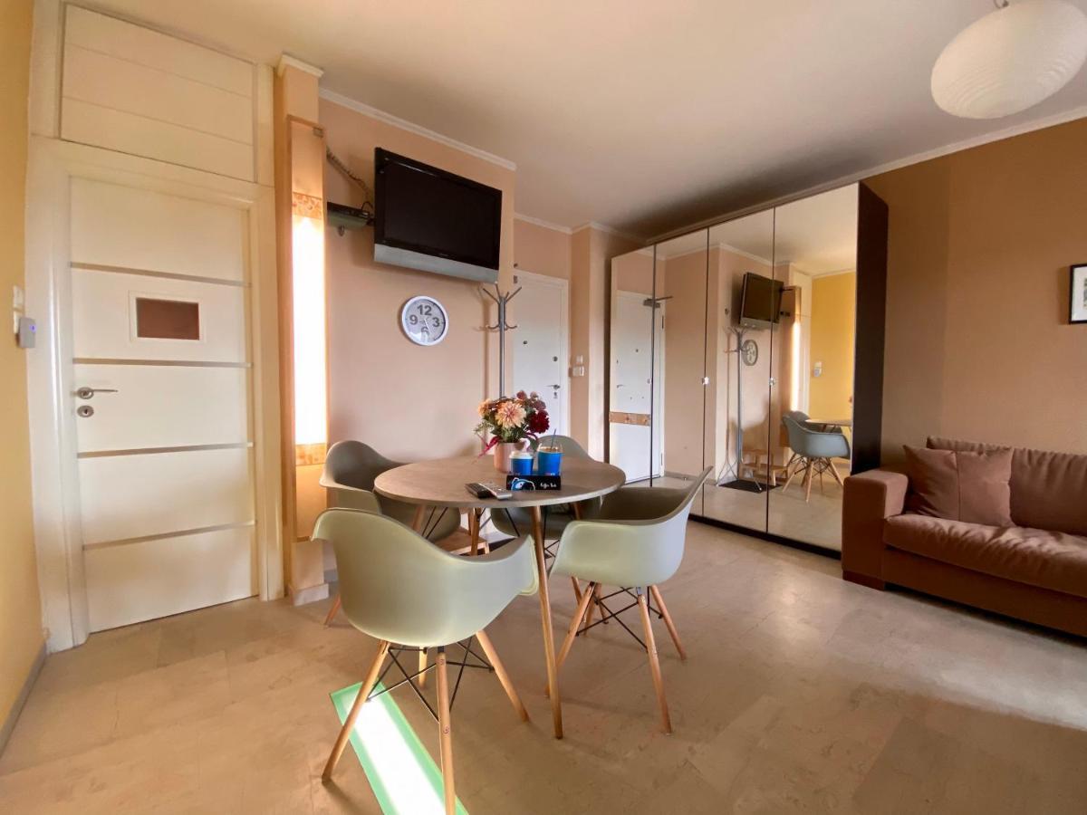 Einstein'S Apartment Атина Екстериор снимка