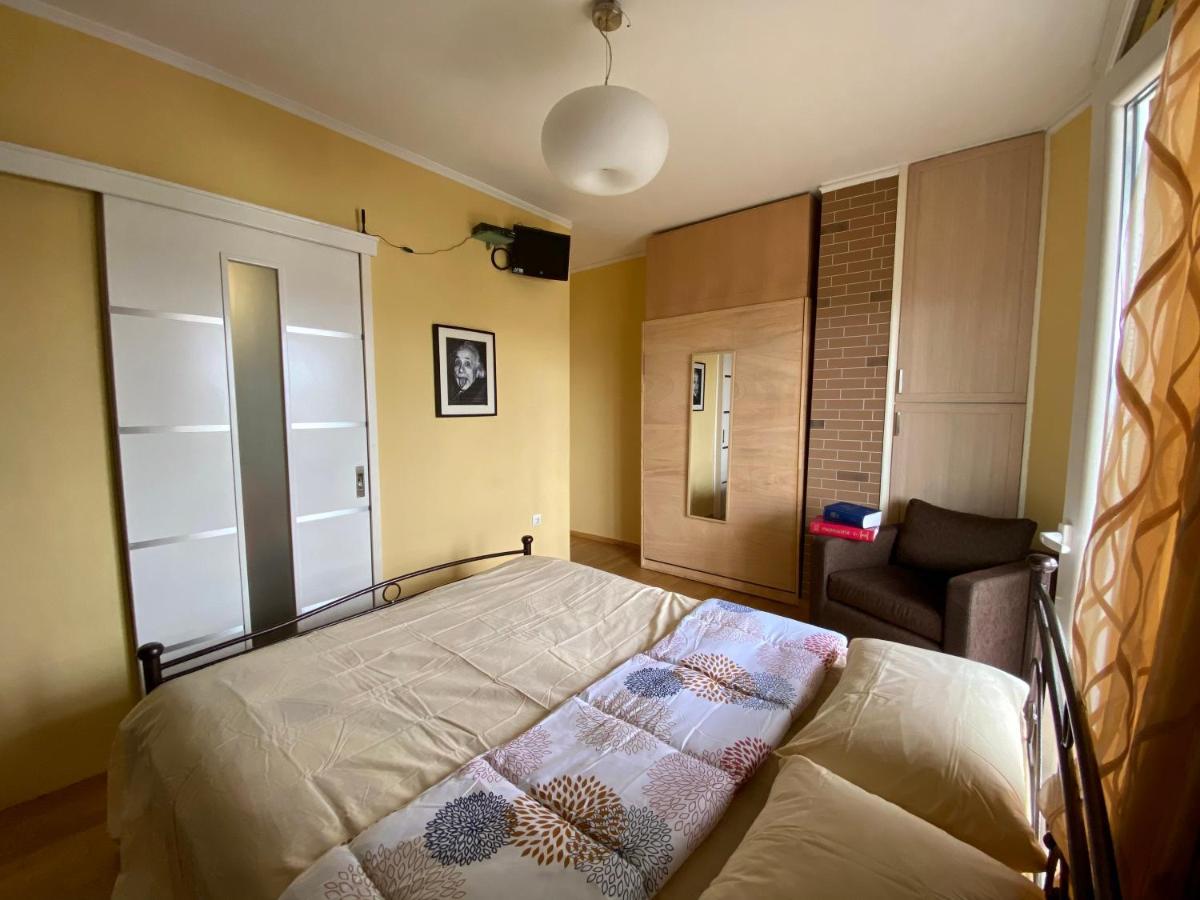 Einstein'S Apartment Атина Екстериор снимка